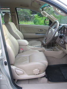 TOYOTA FORTUNER 2.7 V เบนซิน 4WD AUTO ปี 2005 สีเทา AIRBAG คู่ ABS ไฟตัดหมอก บันไดข้าง สปอร์เลอร์หลัง เบาะหนัง 7 ที่นั่ง ชุดแต่งแท้จากศูนย์ ซีดี 6 แผ่น MP 3 กุญแจรีโมท โครเมี่ยมรอบคัน กันสาดประตู กระจกมองข้างปรับไฟฟ้า แอร์ดิจิตอล พวงมาลัย MULTIFUNCTI