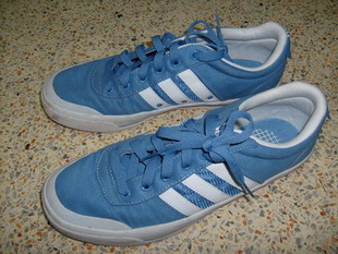 ขายรองเท้า ADIDAS สีฟ้า คาดขาว สภาพดีเบอร์ 42 สนใจติดต่อ จิต 0839093316